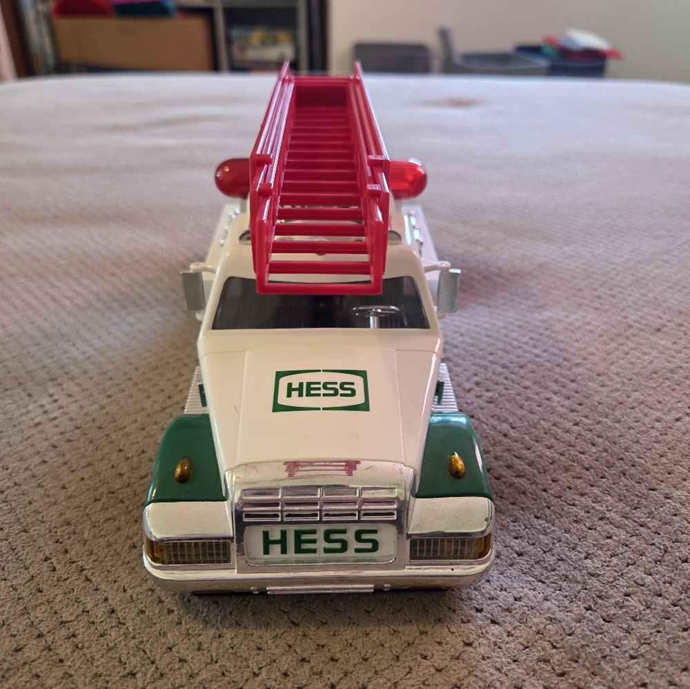 1994 HESS GAS TRUCK RESCUE LADDER TRUCKPreowned Truck Amerada Hess Corporation - Picture 3 of 14